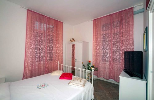 Vado Ligure Apartment | Room 'Suite' with Shared Terrace, Wi-Fi and Air Conditioning