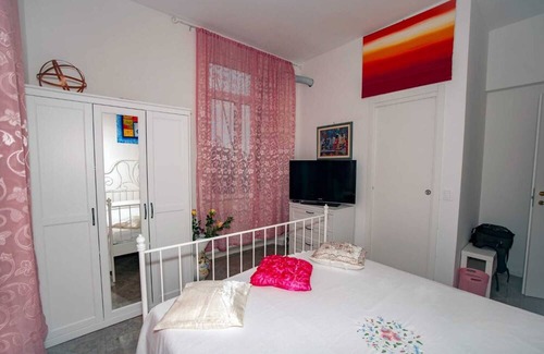 Vado Ligure Apartment | Room 'Suite' with Shared Terrace, Wi-Fi and Air Conditioning