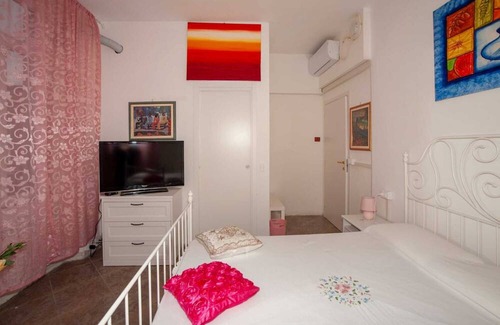 Vado Ligure Apartment | Room 'Suite' with Shared Terrace, Wi-Fi and Air Conditioning