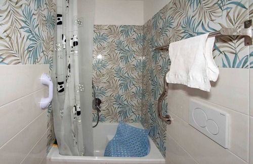 Vado Ligure Apartment | Room 'Suite' with Shared Terrace, Wi-Fi and Air Conditioning