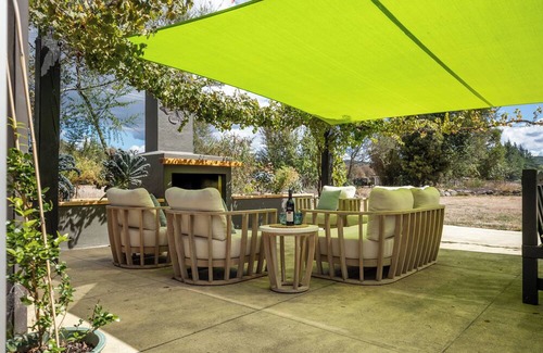 Brightwater House | Higgs Rest in Tasman - central location to national parks, dog friendly