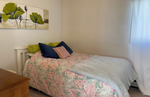 Leamington House | Lakefront relaxation, hot tub, and adventure awaits at Seacliff Park and beach
