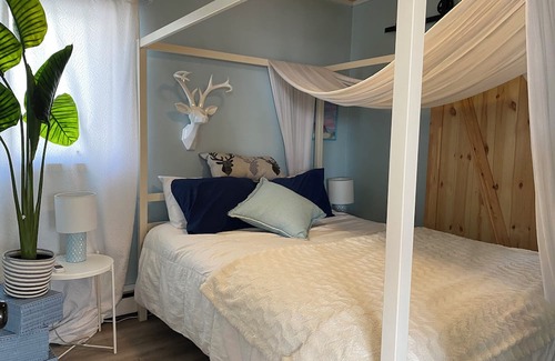 Leamington House | Lakefront relaxation, hot tub, and adventure awaits at Seacliff Park and beach
