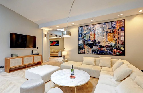 Quartier Sainte-Avoye Apartment | IMMERSE YOURSELF IN THE AUTHENTICITY OF PARISIAN LIFE