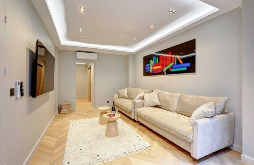 Quartier Sainte-Avoye Apartment | IMMERSE YOURSELF IN THE AUTHENTICITY OF PARISIAN LIFE