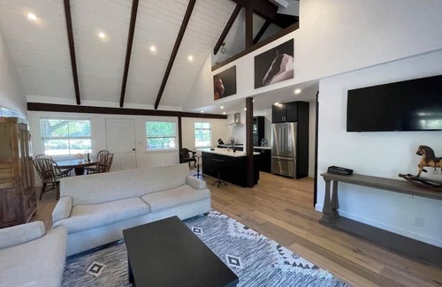 Santa Barbara County Cottage | Charming 2-bedroom loft house with AC and WiFi in Buellton