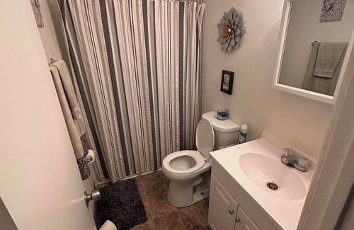 Riverview Apartment | Charming One Bedroom KCK Apartment - Cold AC - WiFi - Clean & Affordable!