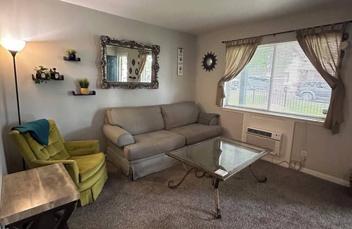 Riverview Apartment | Charming One Bedroom KCK Apartment - Cold AC - WiFi - Clean & Affordable!