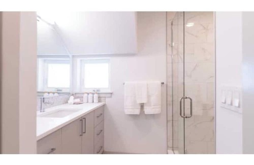 Phinney Ridge House | Cozy 2-bedroom townhome in Wallingford by the zoo with a view