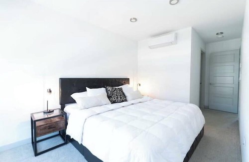 Phinney Ridge House | Cozy 2-bedroom townhome in Wallingford by the zoo with a view
