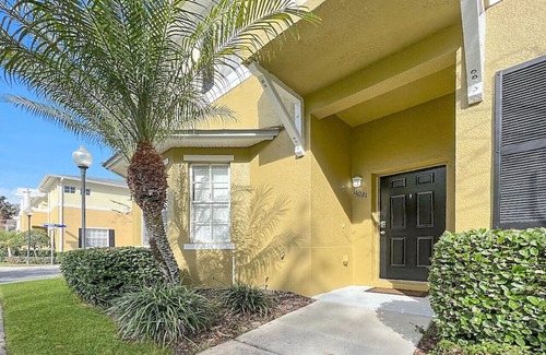 Citrus Park House | Spacious 3 BR Townhouse, Private 2-Car Garage