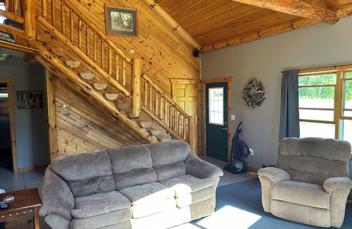 Hannibal Cabin | Cozy 2 bedroom plus sleeping loft cabin in delightful Gilman with AC, WiFi