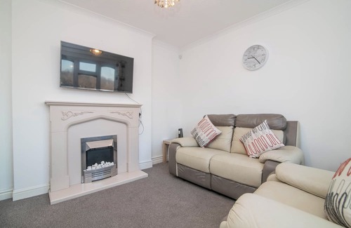 Brierley Hill House | Spacious Two-Bedroom House with garden and parking