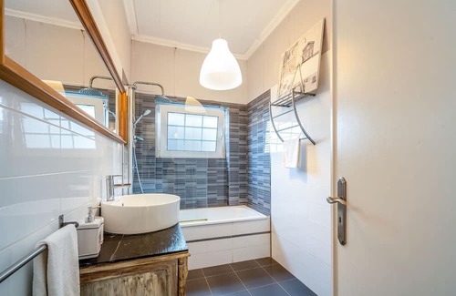 Parede Villa | Vintage Oasis in Carcavelos