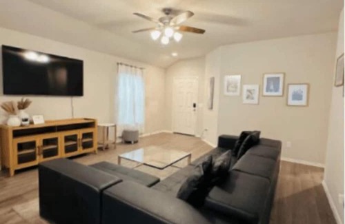 Texas City House | Cozy 3 bedroom house with 6 beds, parking, Wi-Fi, pet friendly