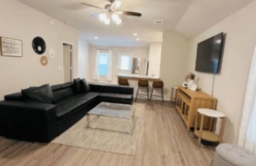 Texas City House | Cozy 3 bedroom house with 6 beds, parking, Wi-Fi, pet friendly