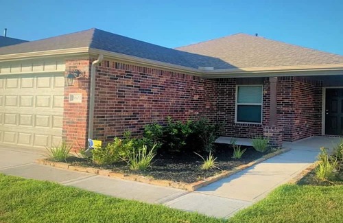Texas City House | Cozy 3 bedroom house with 6 beds, parking, Wi-Fi, pet friendly