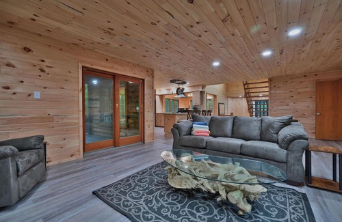 Tunkhannock Township Cabin | Spacious 5-BR cabin MINUTES from INDOOR waterparks/Sking-Hottub,Gameroom,PETS<3