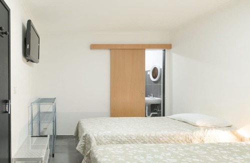 Sines House | Private bedroom 'Quarto Triplo 1' with Private Terrace and Wi-Fi