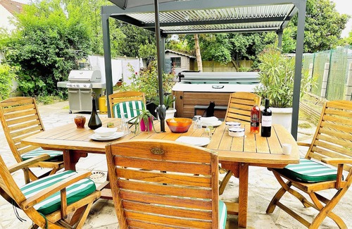 Le Blanc-Mesnil House | 2-bedroom house in enchanting Le Blanc-Mesnil with AC, WiFi, fitness room