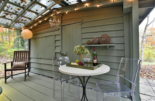 Hendersonville Cottage | Cozy mountain cottage with screen porch & dog-friendly fenced yard