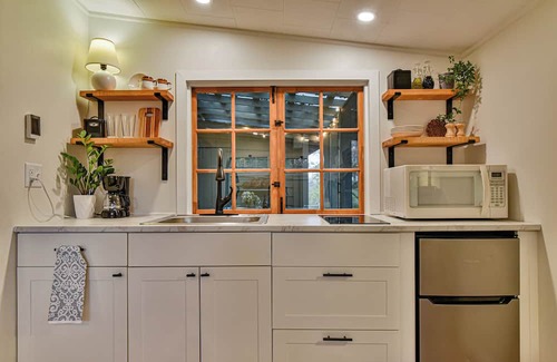 Hendersonville Cottage | Cozy mountain cottage with screen porch & dog-friendly fenced yard