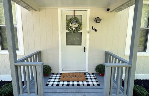 Glen Carbon Cottage | Charming 2-bedroom house facing bike trails in Downtown Glen Carbon