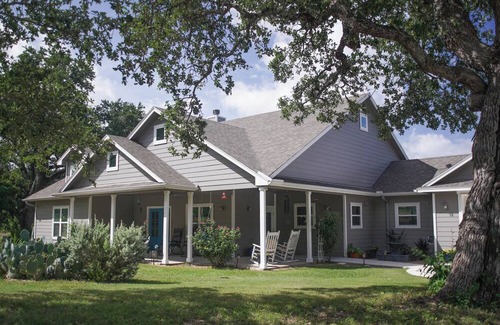 Oatmeal House | Hill Country Heaven 4 acres/ 3 BR 2.5 B with a pool and amazing views!