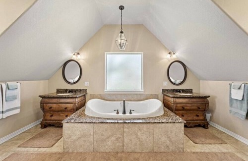 Fredericksburg House | The Lonestar: Pool + Private Deck + Firepit