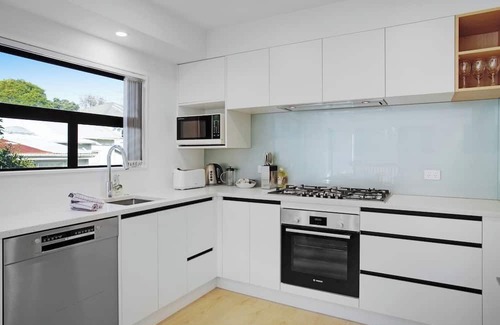 Mount Eden House | Style Serenity Townhouse with Parking and Air-con