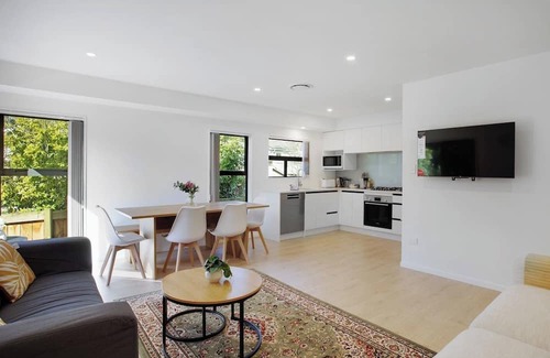 Mount Eden House | Style Serenity Townhouse with Parking and Air-con