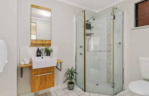 Clifton Beach Apartment | 3BR Clifton Beach Resort Escape - Pools/Gym/Beach