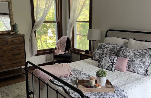 Coventry House | Quiet Lakefront Escape