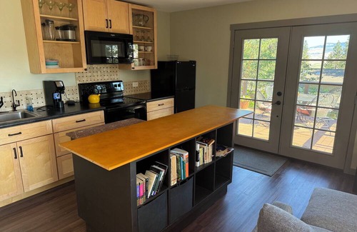 Ashland Apartment | Getaway on Mountain Avenue