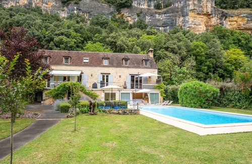Vezac Villa | Villa 'Superbe Bord De La Dordogne' with Mountain View, Private Pool and Wi-Fi