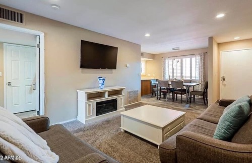 Paradise Foothills Condo | BEAUTIFUL CONVENIENT CONDO ON GOLF COURSE, 5 POOLS, 5 SPAS, WALKING PATHS!