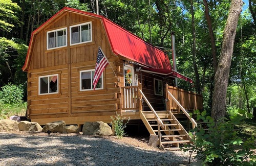 Chandlersville Cabin | Cozy Cabin near The Wilds- Pet Friendly
