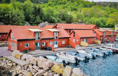 Spangereid House | Holiday home "Ramsland Brygge 8 A", by the fjord Ramslandsvågen in Ramsland near Spangereid-Lindesnes, southern Norway, max. 7 1 adults, own boat mooring with terrace directly in front of the house, approx. 100 m² living space, 3 1 bedrooms, 202.