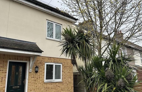 Stone House | Clean cosy& Large Bedroom in Dartford - Close to all amenities & Central London