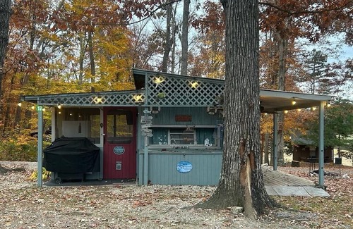 Dandridge RV Rental | The Lake Shanty is quaint little fishing camper perfect for 2!