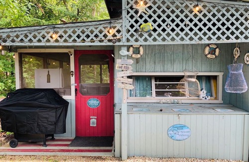 Dandridge RV Rental | The Lake Shanty is quaint little fishing camper perfect for 2!