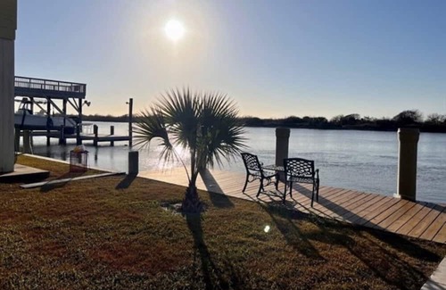 Matagorda Cabin | Waterfront Cabin includes lighted fishing pier on the Colorado River