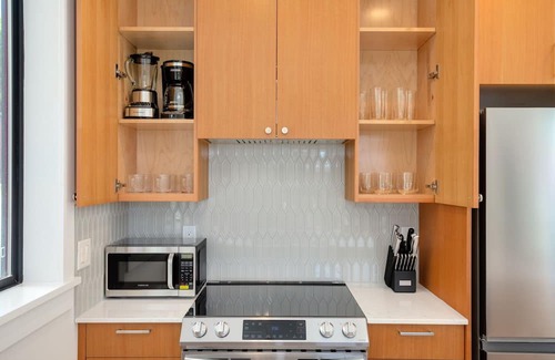 Southeast Magnolia House | Newly Built Magnolia DADU with Spectacular Puget Sound Views - Available for 30+ Night Stays