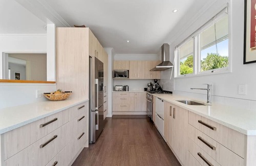 Castor Bay House | Captivating Castor Bay Retreat