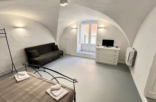 Bari City Centre Apartment | White Dome Suite