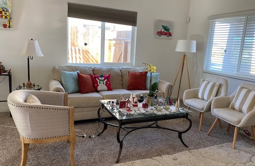 Bakersfield House | Beautiful and fun art house. Near lake and walking park.