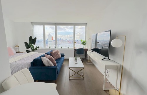 Williamsburg Apartment | Skyline Manhattan Views - Luxury Queen Suite - Outdoor Pool Williamsburg