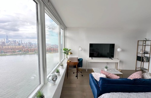 Williamsburg Apartment | Skyline Manhattan Views - Luxury Queen Suite - Outdoor Pool Williamsburg