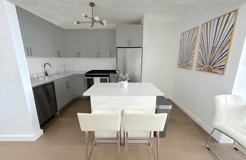 Williamsburg Apartment | Skyline Manhattan Views - Luxury Queen Suite - Outdoor Pool Williamsburg