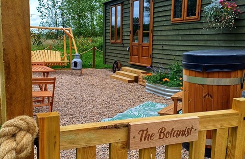 Fangfoss Cabin | Luxury Retreat with Hot Tub near York -Adults Only